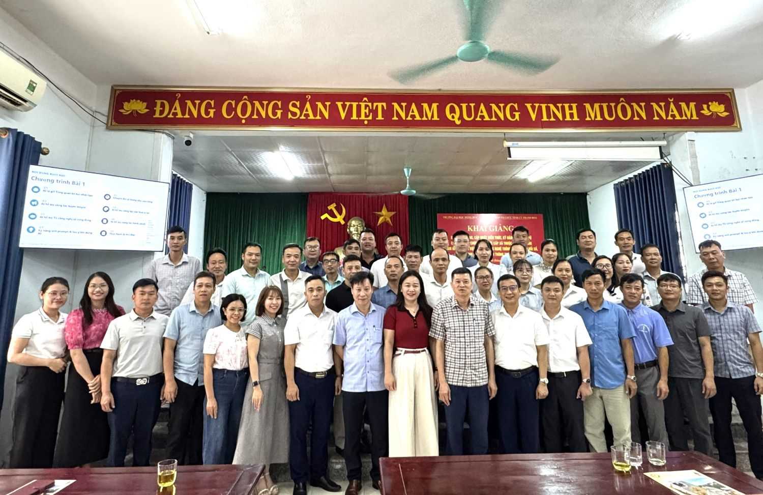 Khai giảng lớp bồi dưỡng kiến thức công nghệ thông tin, chuyển đổi số cho cán bộ cấp xã thuộc cơ quan Đảng tại xã Hà Trung
